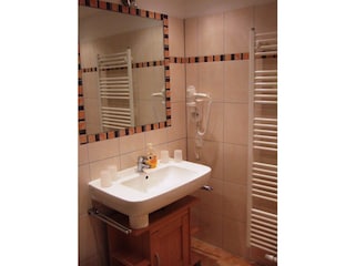 Duschbad mit handtuchhalter u. Haartrockner