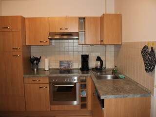 Küchenbereich mit Geschirrspüler & Herd