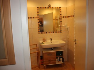 Bad mit Waschbecken, Spiegel, Handtuchhalter