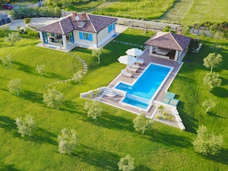 großer Pool 45m2