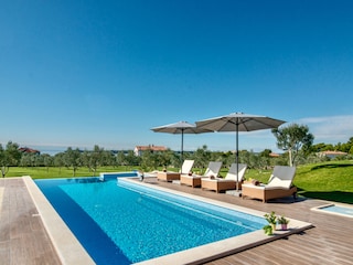 großer Pool 45m2