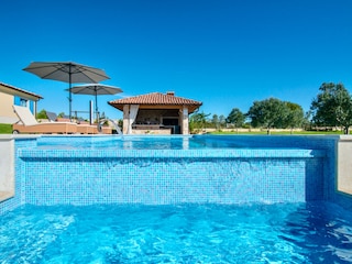 großer Pool 45m2