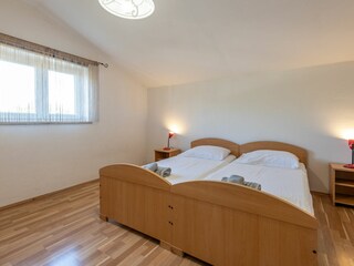 Ein gemütliches Schlafzimmer mit zwei Einzelbetten.