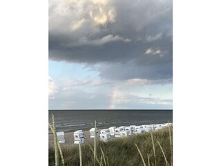 Strandkörbe und Regenbogen