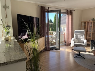 Wohnzimmer mit Balkon