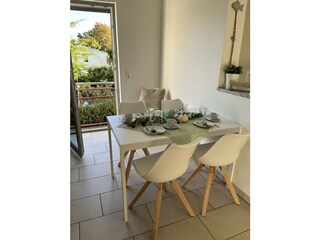 Esstisch mit Blick ins Grüne