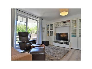 Ostseegarten - Blick auf den offenen Wohnbereich und den TV