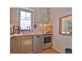 Ostseegarten - Blick in die voll ausgestattete Küche mit Durchreiche