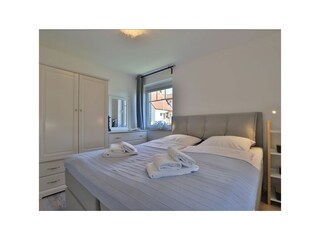 Ostseegarten - Blick in das Schlafzimmer mit einem Boxspringbett