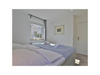 Ostseegarten - Blick in das Schlafzimmer mit einem Boxspringbett