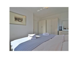 Ostseegarten - Blick in das Schlafzimmer mit einem Boxspringbett