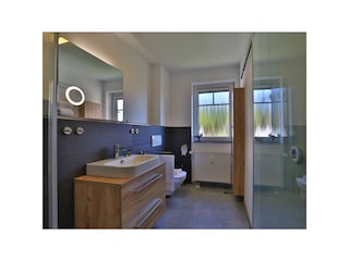 Ostseegarten - Blick in das Tageslichtbad mit Dusche