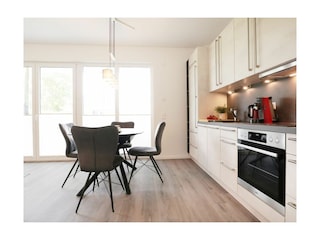 Weiße Villen Whg. 03 - Blick auf den Essbereich und die offene Küchenzeile