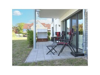 Weiße Villen Whg. 03 - Blick auf die Terrasse mit Strandkorb