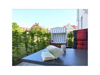 Weiße Villen Whg. 03 - Blick auf die Terrasse mit Strandkorb