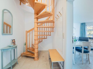 Geräumiger, heller Flur mit Garderobe