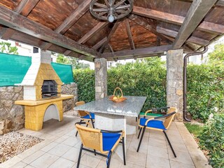 überdachte Grillterrasse mit Sitzgruppe