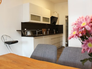 zum Wohn-/Esszimmer offene Küche