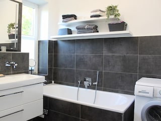 Badewanne und Waschmaschine im Bad