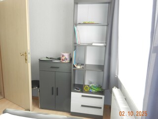 Regalteil und Schränkchen für Spielsachen