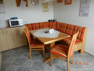 Sitzecke in der Küche mit Tisch zum Ausziehen