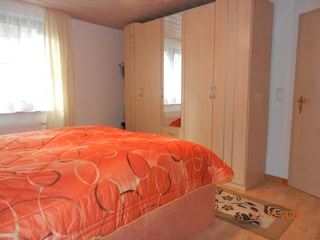 Schlfzimmer mit Kleiderschrank