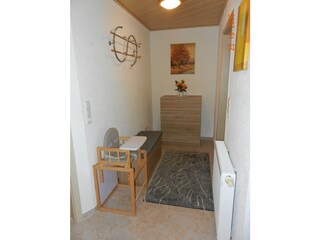 Flur mit Garderobe und Sitztruhe