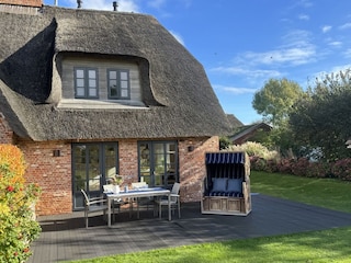Die großzügige Terrasse mit Süd-West Ausrichtung