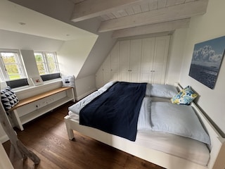 Das geräumige Schlafzimmer