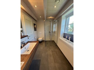 Großes Duschbad im Obergeschoss