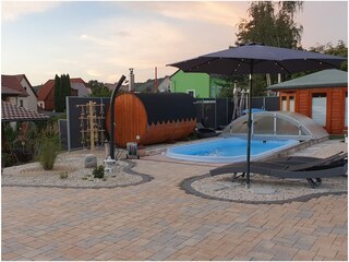 Poolbereich mit Liegen