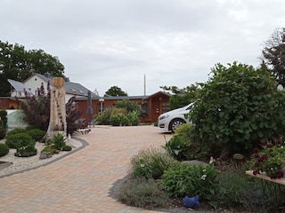 Zufahrt Ferienhäuser mit Parkplätzen