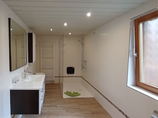 Bad mit bodengleicher Dusche