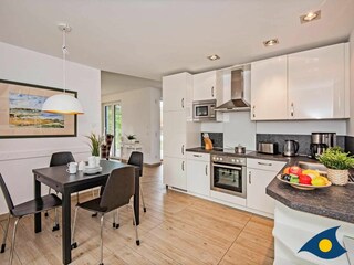 offene Küche mit Essplatz und Zugang zur Terrasse