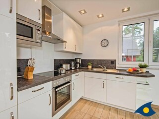 offene Küche mit Essplatz und Zugang zur Terrasse