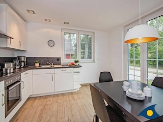 offene Küche mit Essplatz und Zugang zur Terrasse