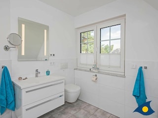 Badezimmer 1. OG mit Waschmaschine und Trockner