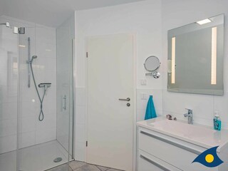 Badezimmer 1. OG mit Waschmaschine und Trockner