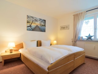 Schlafzimmer mit Doppelbett