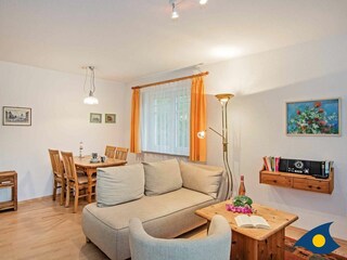 Wohnbereich mit offener Küche und Zugang zur Terrasse