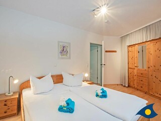 Schlafzimmer mit Doppelbett