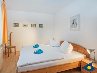 Schlafzimmer mit Doppelbett