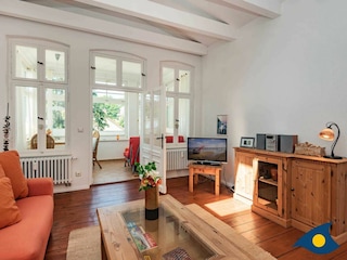 Wohnzimmer mit Zugang zur Verranda und Terrasse