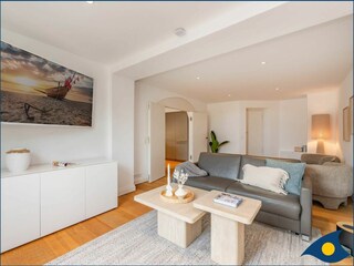 Wohnzimmer mit Schlafcouch und Zugang zur Terrasse