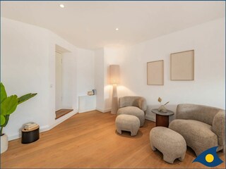 Wohnzimmer mit Schlafcouch und Zugang zur Terrasse