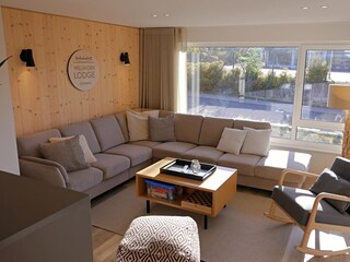 großzügiger Wohnbereich mit Schaukelsessel