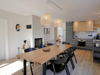 exklusive Wohnküche mit Kamin