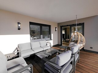 überdachter Lounge-Balkon