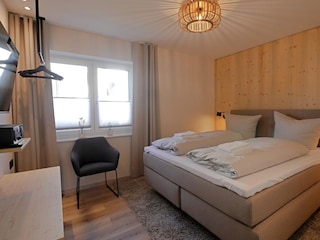 Schlafzimmer 1 mit Boxspring- Doppelbett