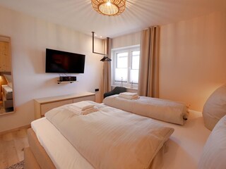 Schlafzimmer 1 mit Smart-TV und Soundsystem